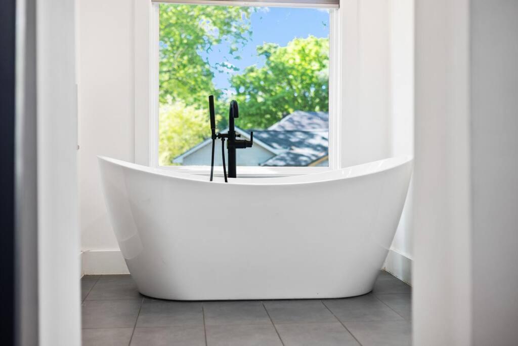 Designer Home: King Beds, Luxe Bath+Free Parking! แอตแลนตา ภายนอก รูปภาพ