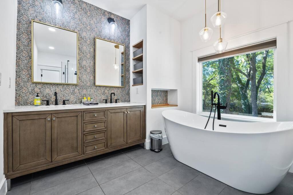 Designer Home: King Beds, Luxe Bath+Free Parking! แอตแลนตา ภายนอก รูปภาพ